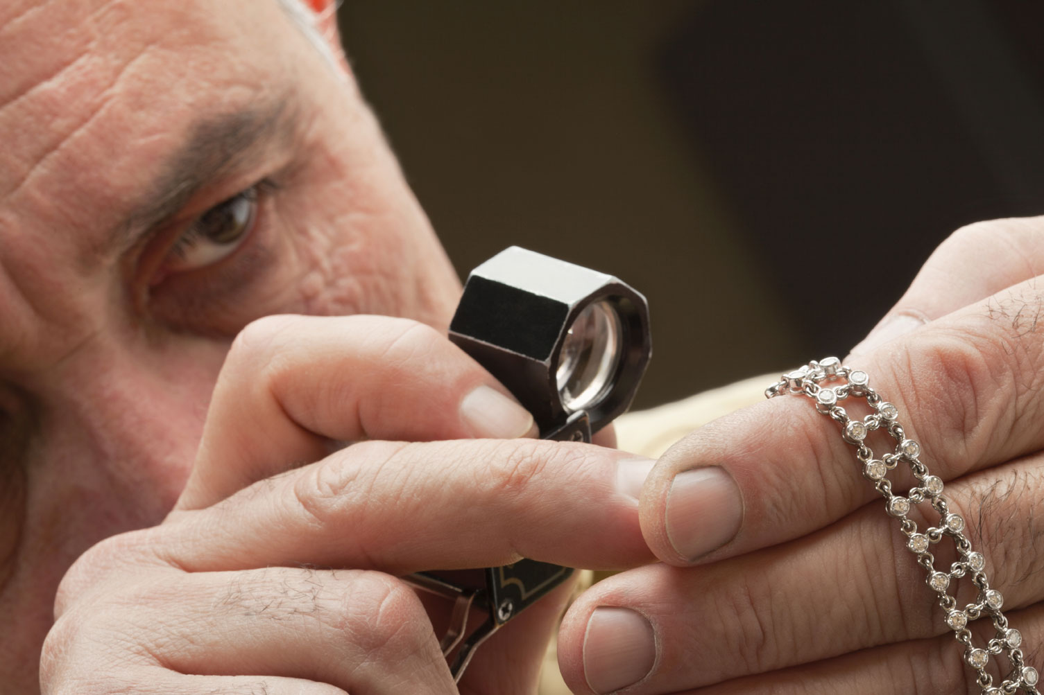 How to Become a Jewelry Appraiser